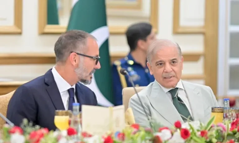 Aga Khan vows continued cooperation with Pakistan at PM-hosted breakfast